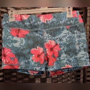 IAB I Am Becoming Hawaiian Print 3 In No Ride Gym Workout Shorts Sz 8